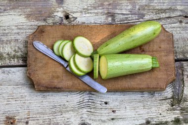 Taze kabak ve eski ahşap zemin üzerine biber