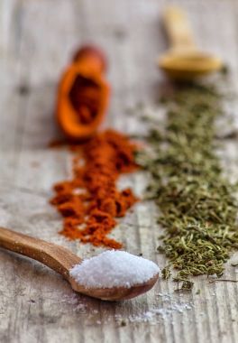 Çeşitli aromatik renkli baharat seti