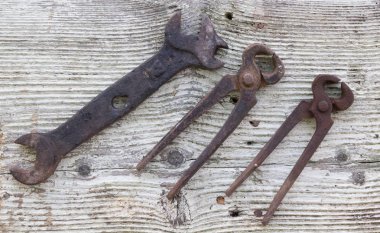 Kirli bir ahşap zemin üzerine el eski paslı araçlar kümesi