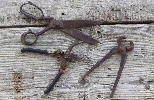 Sporco set di vecchi utensili arrugginiti a mano su uno sfondo di legno — Foto Stock
