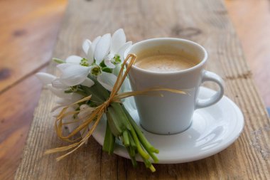 kardelen ahşap bir masa üzerinde bir demet