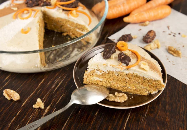 Slice of raw vegan carrot cake. Healthy food, dessert. Old vinta — Stock Photo, Image