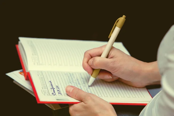 Жіночі руки пишуть в щоденнику ізольовано Ліцензійні Стокові Фото