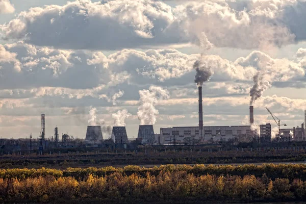 gökyüzünde büyük bir bitki duman boruları