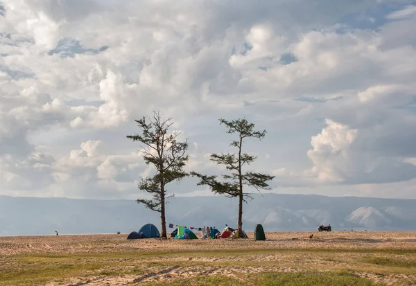 Березі Khuzhir village на озеро Байкал Ліцензійні Стокові Фото