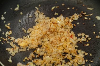 Tavada kızartılmış soğan.