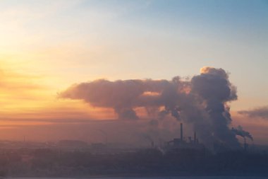 gökyüzünde büyük bir bitki duman boruları