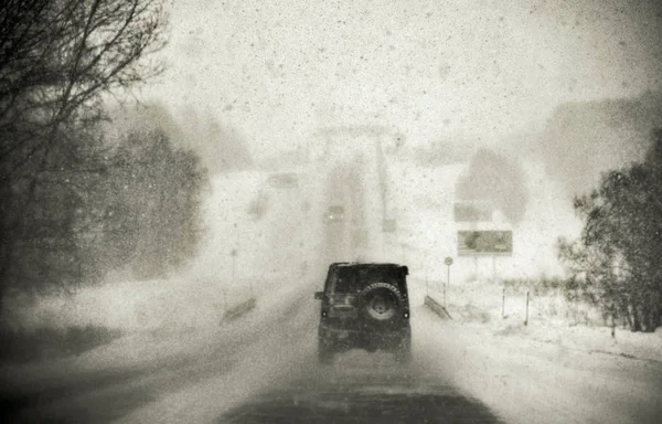 Автомобіль в снігу на трасі Стокове Зображення