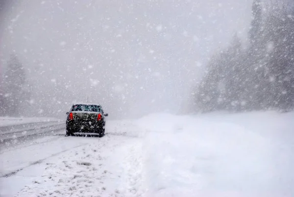 Автомобіль в снігу на трасі Стокова Картинка