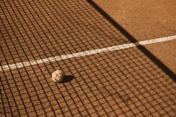  Gölge setkey mahkemede tenis topu. Dokulu bir arka plan. Kopyala Yapıştır yer