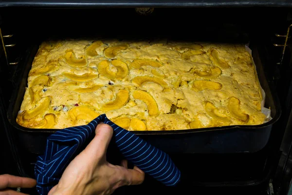 熱いアップルパイをオーブンから取り出した女性手. — ストック写真