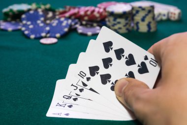 Bir yakından görüntü yığılmış poker fişleri ve floş royal. Dokulu bir arka plan. Kopyala Yapıştır yer