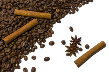 Kahve çekirdekleri beyaz arka plan üzerinde kopya alanı izole