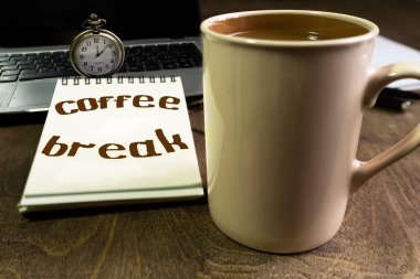 Kahve molası! Ev ofis iç tavan uzayda. Çalışma alanı ahşap masa, ofis malzemeleri, belgeler, Organizatör ve dizüstü bilgisayar ile. Modern ofis işyeri. 