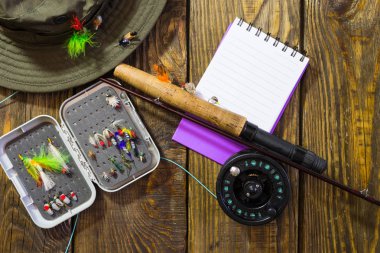 sinekler kutusu ve bir şapka ahşap bir masa üzerinde sinek.