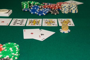 İki as altın dolar altında. Dokulu bir arka plan. Kopyala Yapıştır yer.