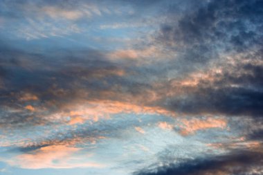 gökyüzü bulutlar ve güneş ile. Dokulu bir arka plan. Kopyala Yapıştır yer