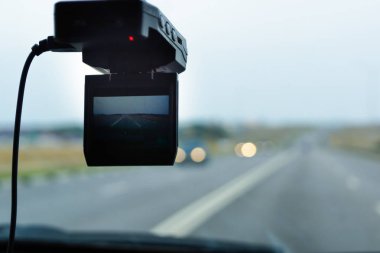 ön kamera araba kaydedici. Cam üzerinde araba DVR.