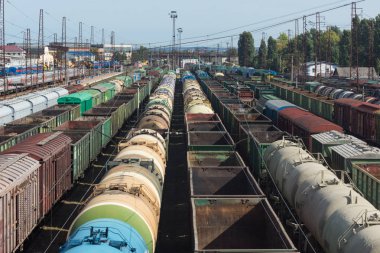 Trenler yük üstten görünüm istasyonda duran otomobil.