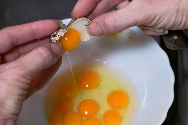 Kobieta Przerwy Przepiórcze Jaja Produkcji Omlet — Zdjęcie stockowe