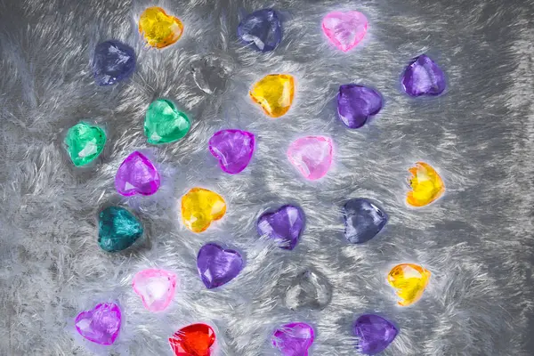 Pequenos Corações Brilhantes Vidro Jazem Travesseiro Imitando Pele — Fotografia de Stock