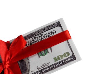 Bohça-in kuş gagası-in yüz dolar kırmızı kurdele ile bağlanmış. Beyaz arka plan üzerinde izole dolar.