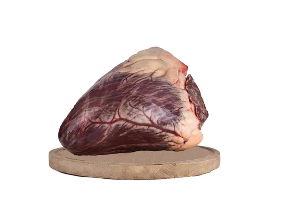 Coração de vaca cortado ao meio em uma tábua de corte. isolar no fundo branco. Copiar pasta — Fotografia de Stock