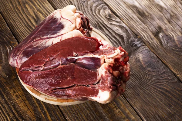 Coração de carne em uma mesa rústica de madeira. Espase de cópia — Fotografia de Stock