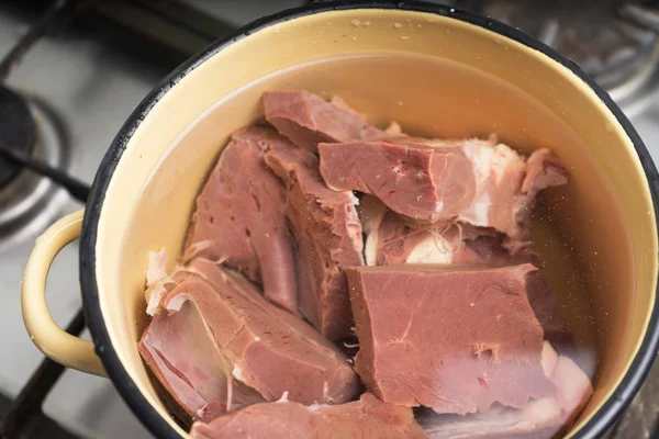 Coração de carne em uma panela de água em um fogão a gás — Fotografia de Stock