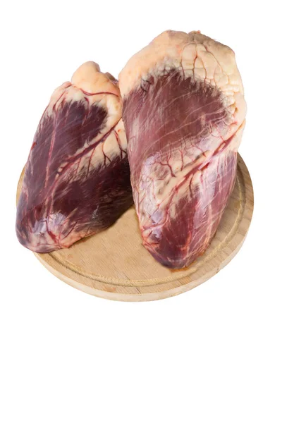 Nötkött hjärtat halvera på en styckning styrelse. isolera på vit bakgrund. Kopiera klistra in — Stockfoto