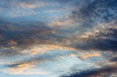 gökyüzü bulutlar ve güneş ile. Dokulu bir arka plan. Kopyala Yapıştır yer