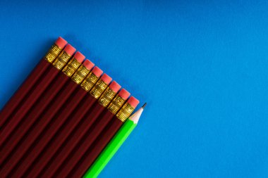 Evde arasında yabancılar, kendi arasında bir yabancı. Kopyala Yapıştır