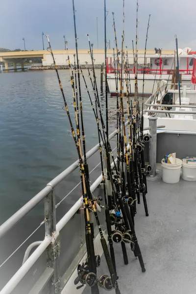 Le canne sono sul ponte di una barca, tutte pronte per la pesca in mare . — Foto Stock