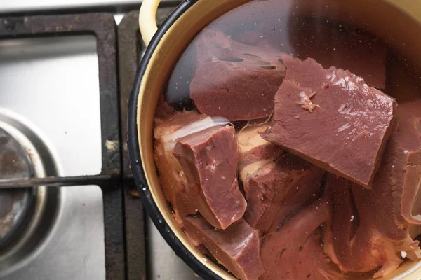 Coração de carne em uma panela de água em um fogão a gás — Fotografia de Stock