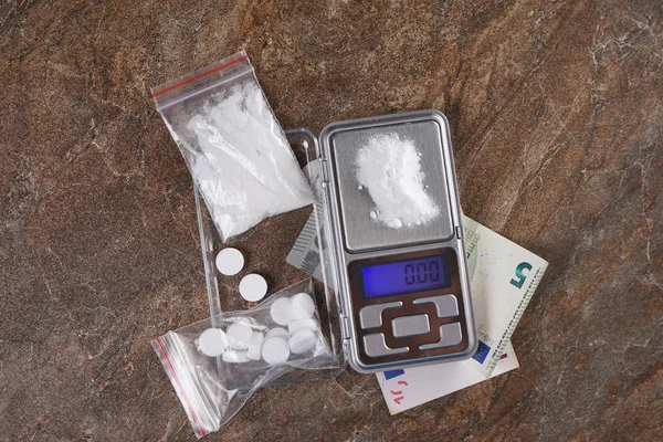 Narkotické stříkačka a vařené heroinu, kokainu na váhy a prášky. — Stock fotografie