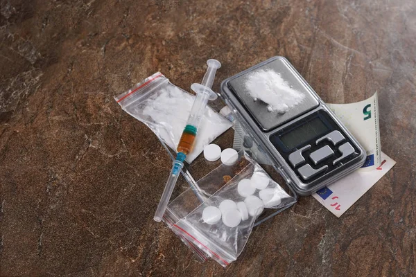 Narkotické stříkačka a vařené heroinu, kokainu na váhy a prášky. — Stock fotografie