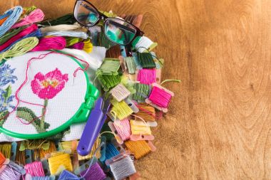 Kanaviçe işi işlemidir. Tuval üzerinde çemberler, iğneler, nakış ipi ve desen.