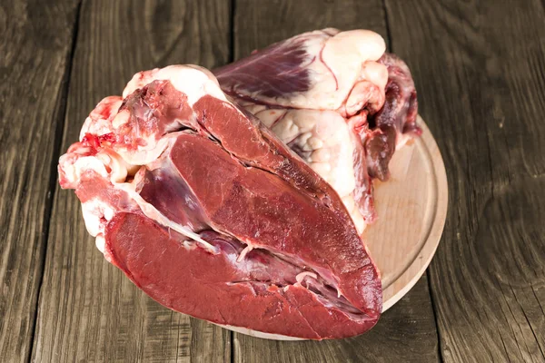 Coração de carne em uma mesa rústica de madeira. Espase de cópia — Fotografia de Stock