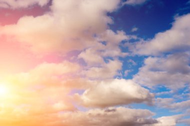 gökyüzü bulutlar ve güneş ile. Dokulu bir arka plan. Kopyala Yapıştır yer