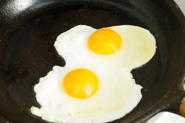 朝食の卵のカップル。フライパンで目玉焼き. — ストック写真