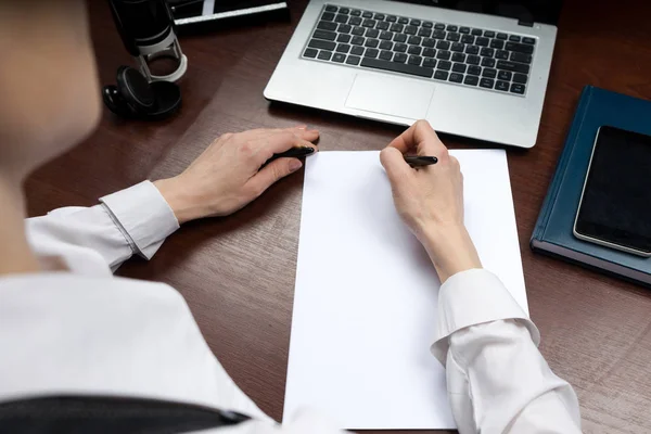 Un hombre de negocios firma el contrato. Copiar espacio . — Foto de Stock