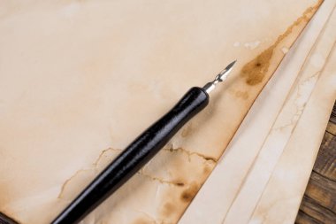 Kadar alay et. Eski eski el yazmaları ahşap bir masa üzerinde eski dolma kalem yığını. Kopya alanı