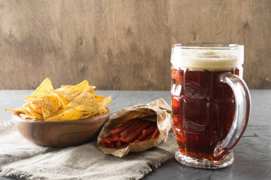 Karanlık bira, cips ve balık masaya chipler. Kopya alanı