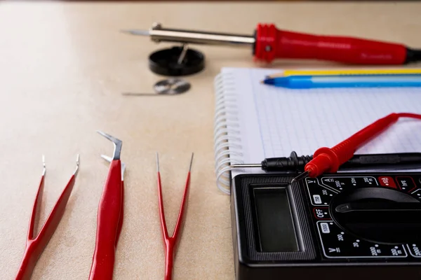 Multímetro, herramienta de soldadura y herramientas manuales para montaje electrónico. Copiar espacio . — Foto de Stock