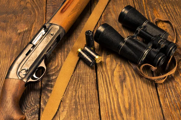 Κυνήγι τουφέκι και πυρομαχικών που βρίσκονται στο φόντο ξύλινη. — Φωτογραφία Αρχείου