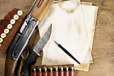 Silah avcılık, mühimmat eski yaprak kağıt, üzerlerinde onun hikayesi yazmak. Uzay kopyalayın. Yukarı alay.