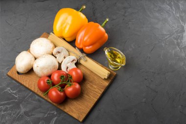 Mantar mantar, marul, domates ve spagetti taş masada.