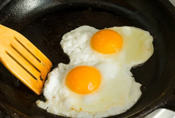 Kilka jajek na śniadanie. Jajka smażone na patelni. — Zdjęcie stockowe