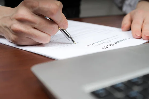 Un uomo d'affari firma il contratto. Copia spazio . — Foto Stock