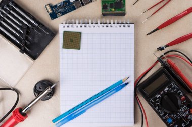 Multimetre, araç ve el aletleri elektronik montaj için lehim.